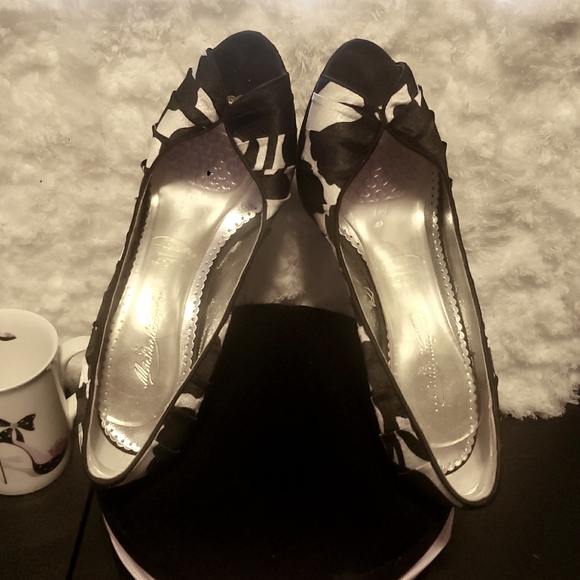 Peep Toe Floral Pumps - Picture 2 of 3